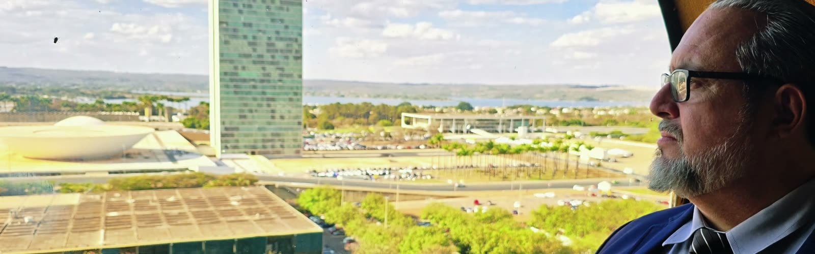 Bosco Foz olhando a Esplanada dos Ministérios, em Brasília